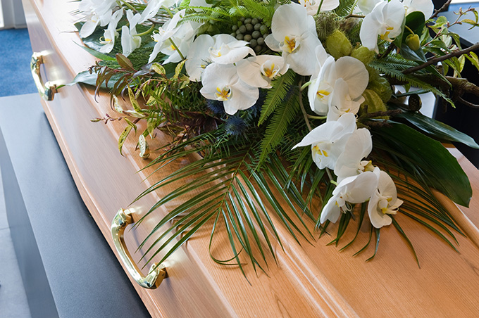 fleurs-ornement-couronne-sur-un-cercueil